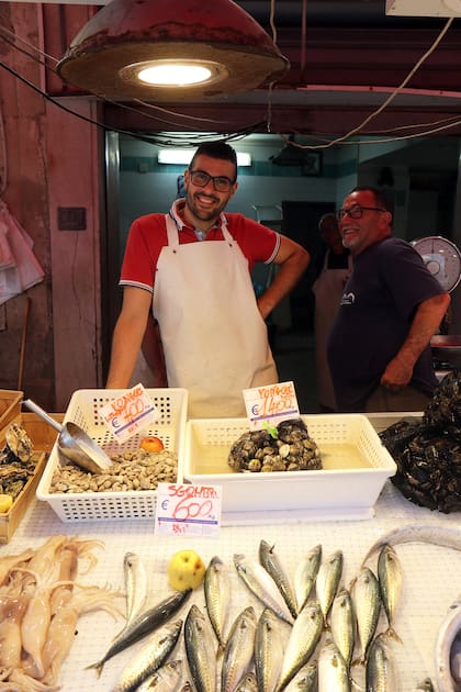 Vendedor de pescado en el puerto de Ortigia, Siracusa.