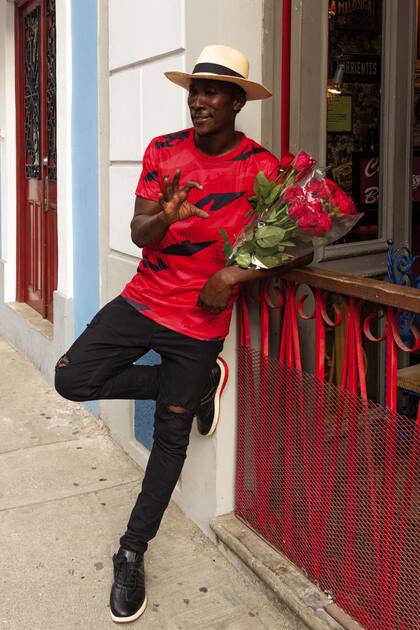 Vendedor de rosas en el Casco Viejo.