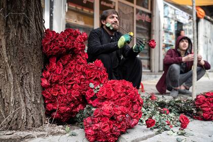 Vendedores afganos venden rosas en la calle de las flores en el área de Shar-e-Naw, Kabul