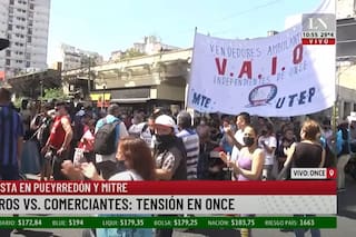 Vendedores ambulantes cortaron la avenida Pueyrredón en protesta contra comerciantes y vecinos