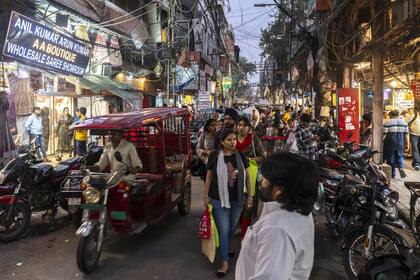 Vendedores ambulantes en las calles de Nueva Delhi. (Photo by Arif Hudaverdi Yaman/Anadolu Agency via Getty Images)