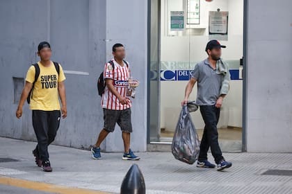 Vendedores ambulantes en Sarmiento y Suipacha