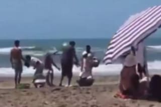 Violenta pelea a las trompadas entre vendedores de churros y de licuados en una playa de Mar Azul
