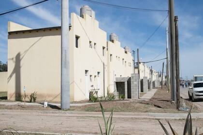 Vendedores de drogas buscan quedarse con las viviendas entregadas el mes pasado a vecinos de Moreno