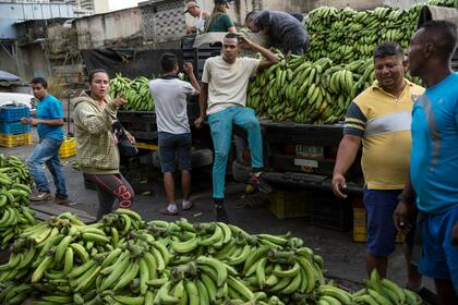 Vendedores esperan a los clientes en el mercado callejero de Quinta Crespo, en el centro de Caracas, Venezuela, el 26 de enero.