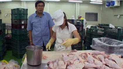 Vender presas de pollo es uno de los nuevos empeños de Kim Song-il quien huyó de Corea del Norte hace 14 años