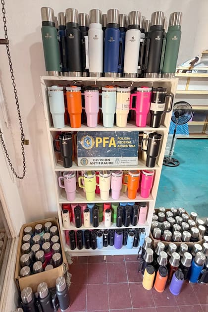 Vendían termos de una primera marca internacional, pero eran truchos y riesgosos para la salud