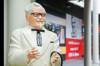Vendió su negocio a un grupo inversor por US$ 2 millones; aceptó ser imagen de KFC y cobrar un sueldo de US$ 75 mil al año