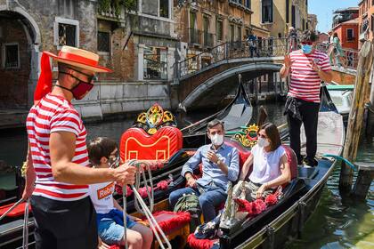 Venecia está reduciendo el número de turistas que sus góndolas pueden transportar, porque muchos tienen sobrepeso y ponen en peligro las embarcaciones