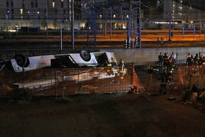 Bomberos trabajan en el lugar del accidente de un autobús el 03 de octubre de 2023 en Mestre, cerca de Venecia.