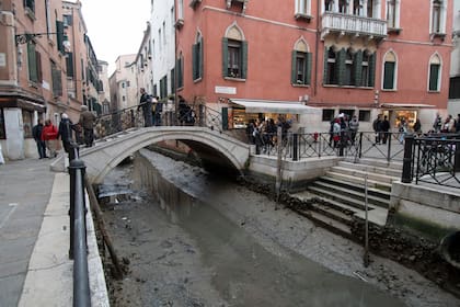 Las bajas mareas de los últimos días secaron algunos canales de Venecia, ofreciendo a los turistas el espectáculo insólito de góndolas atrancadas en bancos de lodo.
