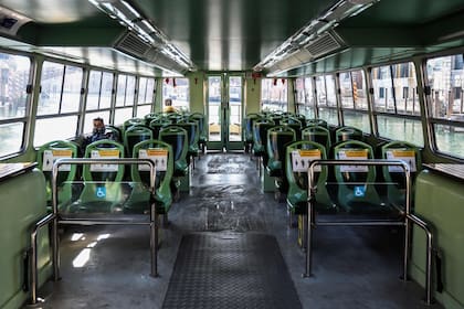 Un sólo pasajero en una lancha colectiva