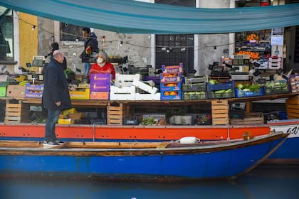 EL poco movimiento que hay en los canales es por razones de fuerza mayor como la compra de alimentos
