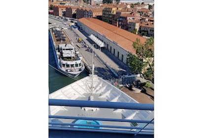 El barco al acercarse al puerto chocó también contra el muelle