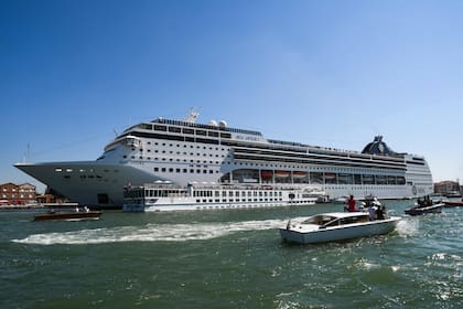 El barco fuera de control se acerca a la costa