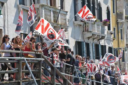 Los miembros del Comité No Big Ships de Venecia (No Grandi Navi) organizan una protesta el después del accidente, que reavivó una luchacontra el daño causado a la ciudad y su frágil ecosistema por los cruceros que navegan excepcionalmente cerca de la costa