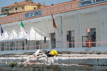 Así quedó el muelle de San Basilio luego de que el barco chocara contra él