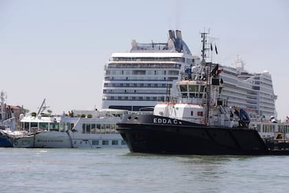 El enorme crucero de 54 metros de altura, 275 metros de eslora y 2679 pasajeros a bordo, quedó fuera de control por un problema en el motor