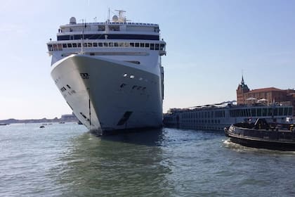 Los servicios de emergencia aseguraron por su parte que, según parecía, el crucero perdió el control después de que se rompiera un cable de acero que lo ataba a un remolcador