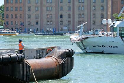 El pequeño barco turístico "River Countess" quedó seriamente dañado