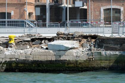 Así quedó el muelle de San Basilio luego de que el barco chocara contra él