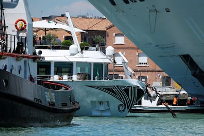 En la imagen se puede ver el daño que el inmeso barco le hizo al otro notablemente más chico de tamaño