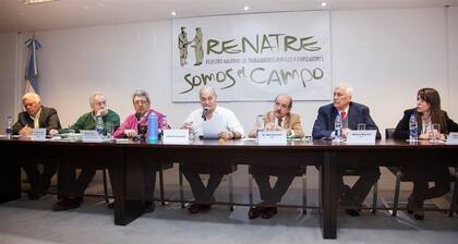 Venegas, en el centro, con dirigentes de entidades del agro