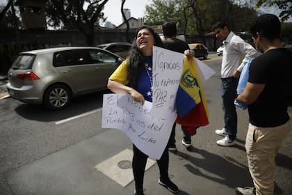 Venezolanos celebran el premio Nobel de la Paz para Corina Machado frente a la embajada en Buenos Aires