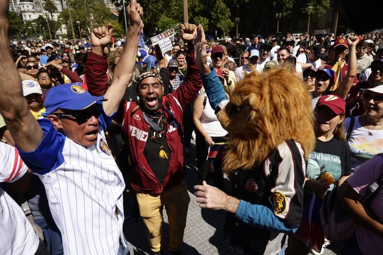 Venezolanos en la previa a la reunión entre Milei y Gonzalez Urrutia, se reunen en Plaza de Mayo-
Santiago Filipuzzi