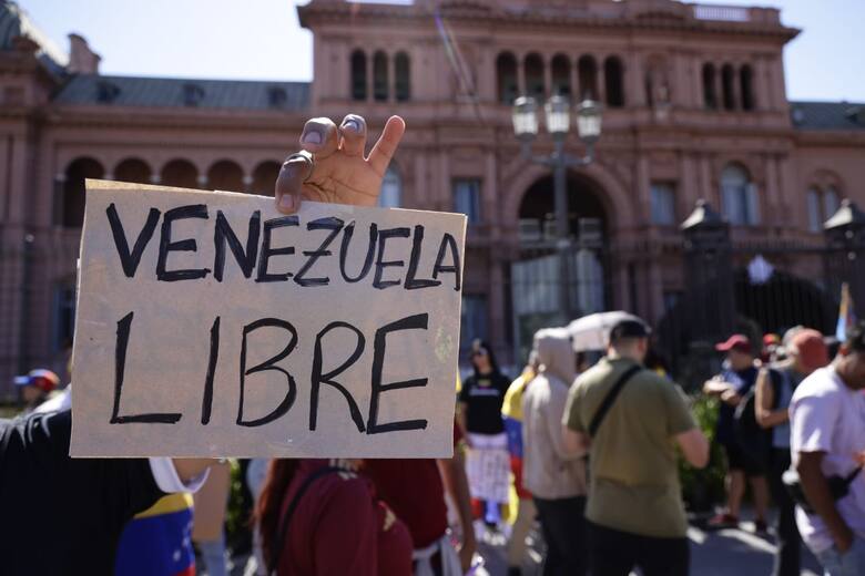 Venezolanos en la previa a la reunión entre Milei y Gonzalez Urrutia, se reunen en Plaza de Mayo-
Santiago Filipuzzi