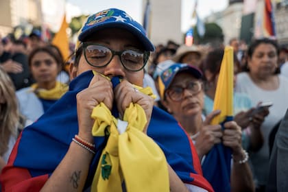 Venezolanos festejan en el Obelisco la intervención militar de Estados Unidos en Venezuela y la captura del expresidente Nicolás Maduro