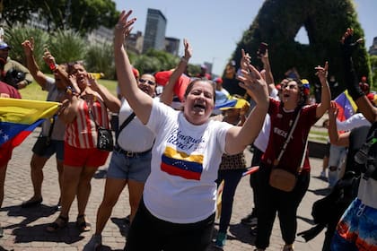Venezolanos festejando en el obelisco y marchando, como lo pidió Machado