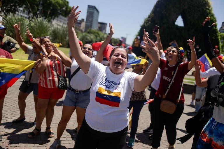 Venezolanos festejando en el obelisco y marchando, como lo pidió Machado