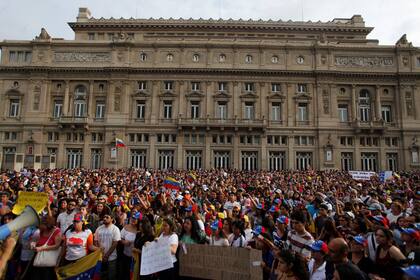 Venezolanos manifestaron en la Plaza del Vaticano, al lado del Teatro Colon, para mostrar su apoyo a Juan Guaidó