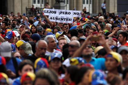 Venezolanos manifestaron en la Plaza del Vaticano, al lado del Teatro Colon, para mostrar su apoyo a Juan Guaidó