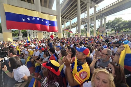 Venezolanos reunidos en el Jose Marti Park, en Miami