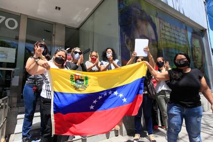 La situación es crítica, el grupo se sostiene anímicamente por mensajes y por la caridad de "paisas" y familiares