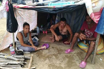 Una mínima carpa improvisada, el único techo de los migrantes