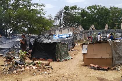 Las carpas carecen de condiciones mínimas de vida