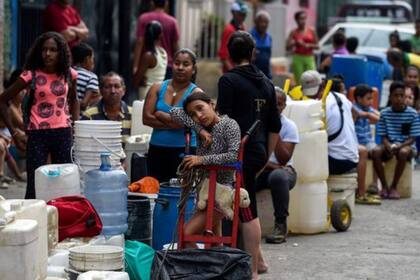 La crisis en Venezuela afecta profundamente a la población con faltante de agua, alimentos y medicamentos