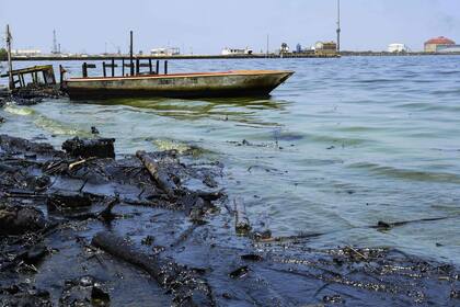 Los botes cubierto de petróleo y las redes de pesca impregnadas, afectan el desarrollo pesquero.