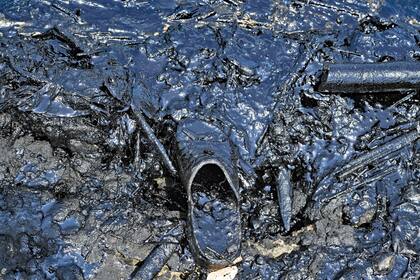 Las industrias petroleras vierten sus desechos en el lago, lo que provoca un enorme deterioro de sus costas.