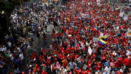 Pese a la derrota en el referendo para cambiar la Constitución y convertir a Venezuela en un estado socialista, Chávez insistió en llevar adelante su propuesta del "poder popular", propio de los regímenes comunistas de la órbita soviética