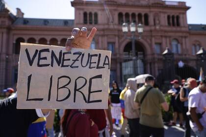 "Venezuela libre", el cartel de un venezolano afuera de la Casa Rosada