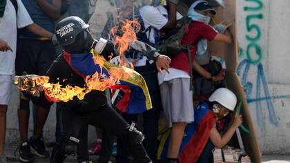 Venezuela llegó a los 100 días de protestas, con un saldo de casi un muerto por día; por la presión el gobierno de Maduro tuvo que darle la posibilidad de prisión domiciliaria a Leopoldo López