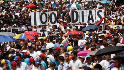 Un cartel que marca los días de lucha de la oposición