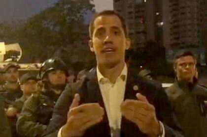 El líder opositor venezolano Juan Guaidó convocó a un levantamiento militar, en un video filmado en la base aérea que lo muestra rodeado de soldados y acompañado por Leopoldo López