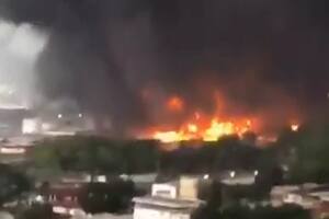 Cayó un rayo en una refinería venezolana y desató un feroz incendio