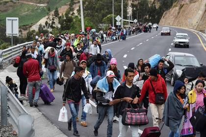 Miles de venezolanos se fueron del país a pie durante 2018; esta foto fue tomada el 21 de agosto del año pasado en la autopista Panamericana en Tulcán, Ecuador, luego de que atravesaran Colombia