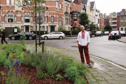 “Vengo de una familia de inmigrantes. La rama paterna es italiana y la materna, de Grecia. Tengo el gen de subirme a un barco en busca de nuevos horizontes", cuenta, mientras posa cerca de su casa, en Amberes.